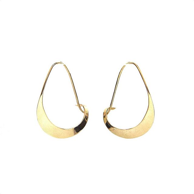 Sway Earring // 14K
.
.
.
.
.
#emilytriplettjewelry #modernjewelry #minimalistjewelry #designerjewelry #14K #earrings